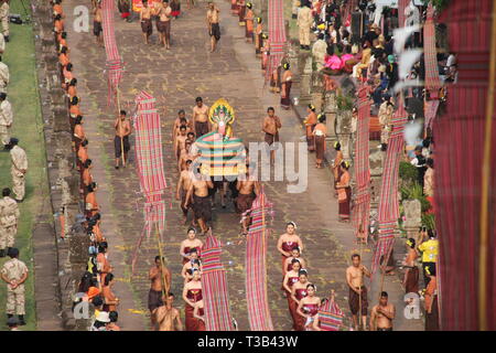 (190408) -- BURIRAM, 8 aprile 2019 (Xinhua) -- esecutori a piedi su la parata Kheun Khao Phnom Rung, o 'fino in Phnom Rung" di montagna, in Buriram provincia, nel nordest della Thailandia, il 6 aprile 2019. Oltre tre ore di sfilata è un rito celebrato dai locali per anni al fine di promuovere la cultura tradizionale e attrarre turisti. (Xinhua/Yang Zhou) Foto Stock