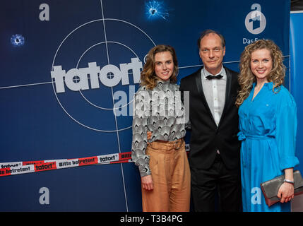 Dresden, Germania. 08 apr, 2019. Gli attori Karin Hanczewski (l-r), Martin Brambach e Cornelia Gröschel sono in piedi di fronte a un muro di pubblicità in Cineplex Rundkino Dresden prima dell'anteprima di MDR della scena del crimine 'Dcome Nido' inizia. La scena del crimine è quello di essere trasmesso su ARD il 28 aprile a 8.15 pm. Credito: Robert Michael/dpa-Zentralbild/dpa/Alamy Live News Foto Stock