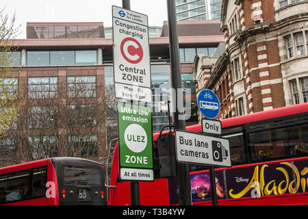 Londra, Regno Unito. 8 Aprile, 2019. Trasporto per Londra introdurre il nuovo "Ultra bassa emissione zona' (ULEZ) con nuova segnaletica nel centro di Londra (qui all'Elefante e al castello nel sud di Londra). Il ULEZ, che è entrato in vigore il 8° aprile 2019 copre la stessa area del London Congestion Zone e sarà esteso nel tardo 2021 per la zona delimitata da nord e da sud strade circolari ( la stessa area come l'attuale zona a bassa emissione di CO2. Foto Stock