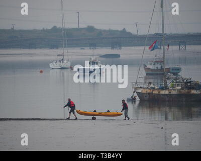 Queenborough, Kent, Regno Unito. 8 Aprile, 2019. Meteo REGNO UNITO: specchio acque calme al tramonto nel porto Queenborough, Kent questa sera. Credito: James Bell/Alamy Live News Foto Stock