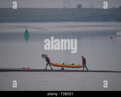 Queenborough, Kent, Regno Unito. 8 Aprile, 2019. Meteo REGNO UNITO: specchio acque calme al tramonto nel porto Queenborough, Kent questa sera. Credito: James Bell/Alamy Live News Foto Stock