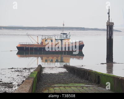 Queenborough, Kent, Regno Unito. 8 Aprile, 2019. Meteo REGNO UNITO: specchio acque calme al tramonto nel porto Queenborough, Kent questa sera. Credito: James Bell/Alamy Live News Foto Stock