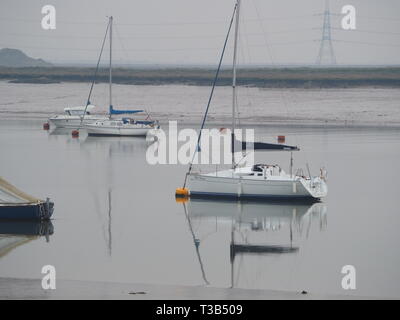 Queenborough, Kent, Regno Unito. 8 Aprile, 2019. Meteo REGNO UNITO: specchio acque calme al tramonto nel porto Queenborough, Kent questa sera. Credito: James Bell/Alamy Live News Foto Stock