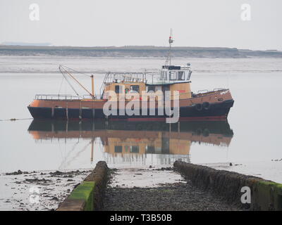 Queenborough, Kent, Regno Unito. 8 Aprile, 2019. Meteo REGNO UNITO: specchio acque calme al tramonto nel porto Queenborough, Kent questa sera. Credito: James Bell/Alamy Live News Foto Stock