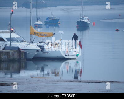 Queenborough, Kent, Regno Unito. 8 Aprile, 2019. Meteo REGNO UNITO: specchio acque calme al tramonto nel porto Queenborough, Kent questa sera. Credito: James Bell/Alamy Live News Foto Stock