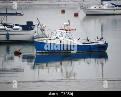Queenborough, Kent, Regno Unito. 8 Aprile, 2019. Meteo REGNO UNITO: specchio acque calme al tramonto nel porto Queenborough, Kent questa sera. Credito: James Bell/Alamy Live News Foto Stock