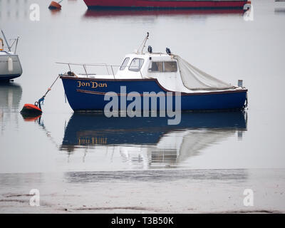 Queenborough, Kent, Regno Unito. 8 Aprile, 2019. Meteo REGNO UNITO: specchio acque calme al tramonto nel porto Queenborough, Kent questa sera. Credito: James Bell/Alamy Live News Foto Stock