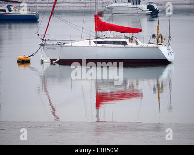 Queenborough, Kent, Regno Unito. 8 Aprile, 2019. Meteo REGNO UNITO: specchio acque calme al tramonto nel porto Queenborough, Kent questa sera. Credito: James Bell/Alamy Live News Foto Stock