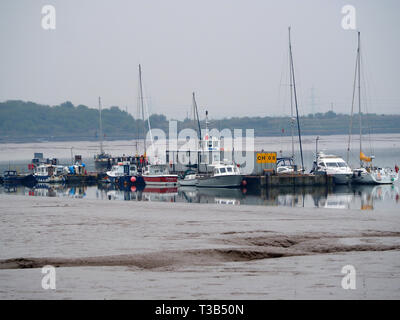 Queenborough, Kent, Regno Unito. 8 Aprile, 2019. Meteo REGNO UNITO: specchio acque calme al tramonto nel porto Queenborough, Kent questa sera. Credito: James Bell/Alamy Live News Foto Stock