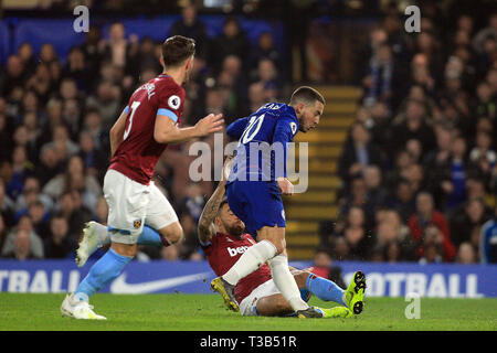 Londra, Regno Unito. 8 apr, 2019. Pericolo di Eden di Chelsea (M) punteggi della sua squadra il primo obiettivo. Premier League, Chelsea V West Ham United a Stamford Bridge di Londra lunedì 8 aprile 2019. Questa immagine può essere utilizzata solo per scopi editoriali. Solo uso editoriale, è richiesta una licenza per uso commerciale. Nessun uso in scommesse, giochi o un singolo giocatore/club/league pubblicazioni. pic da Steffan Bowen Credito: Andrew Orchard fotografia sportiva/Alamy Live News Foto Stock