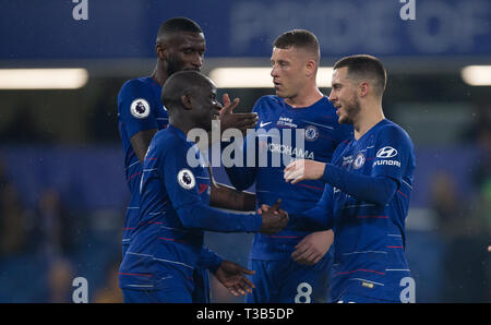 Londra, Regno Unito. 08 apr, 2019. Pericolo di Eden di Chelsea e compagni di squadra a tempo pieno durante il match di Premier League tra Chelsea e West Ham United a Stamford Bridge, Londra, Inghilterra il 8 aprile 2019. Foto di Andy Rowland. Credito: prime immagini multimediali/Alamy Live News Foto Stock