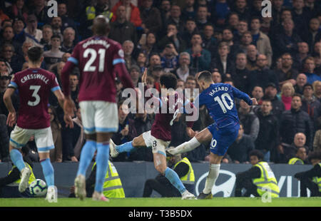 Londra, Regno Unito. 08 apr, 2019. Eden il pericolo dei punteggi di Chelsea il suo secondo obiettivo durante il match di Premier League tra Chelsea e West Ham United a Stamford Bridge, Londra, Inghilterra il 8 aprile 2019. Foto di Andy Rowland. Credito: prime immagini multimediali/Alamy Live News Foto Stock