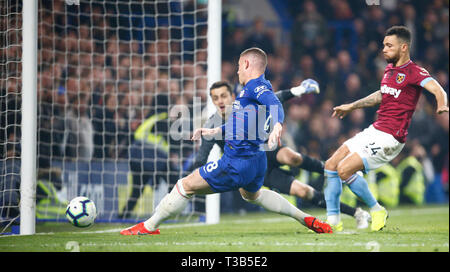 Londra, Regno Unito. 08 apr, 2019. Chelsea Ross Barkley durante la Premier League inglese tra Chelsea e West Ham United a Stadio Stamford Bridge, Londra, Inghilterra il 08 Apr 2019. Credit: Azione Foto Sport/Alamy Live News Foto Stock