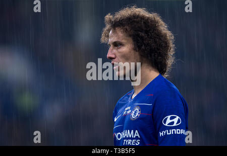 Londra, Regno Unito. 08 apr, 2019. David Luiz del Chelsea sotto la pioggia durante il match di Premier League tra Chelsea e West Ham United a Stamford Bridge, Londra, Inghilterra il 8 aprile 2019. Foto di Andy Rowland. Credito: prime immagini multimediali/Alamy Live News Foto Stock