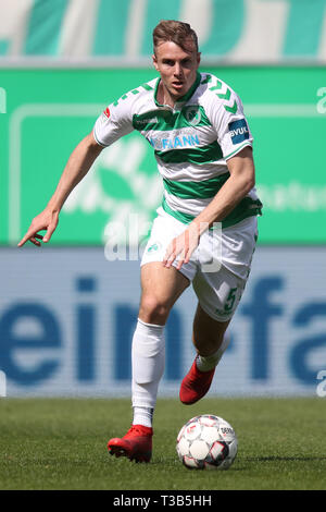 07 aprile 2019, il Land della Baviera, Fürth: Calcio: Seconda Bundesliga, SpVgg Greuther Fürth - Darmstadt 98, XXVIII Giornata al Sportpark Ronhof Thomas Sommer. Richard Magyar gioca la palla. Foto: Daniel Karmann/dpa - NOTA IMPORTANTE: In conformità con i requisiti del DFL Deutsche Fußball Liga o la DFB Deutscher Fußball-Bund, è vietato utilizzare o hanno utilizzato fotografie scattate allo stadio e/o la partita in forma di sequenza di immagini e/o video-come sequenze di foto. Foto Stock