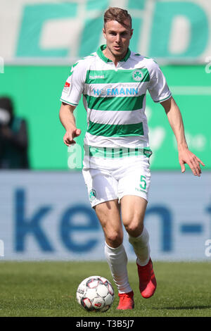 07 aprile 2019, il Land della Baviera, Fürth: Calcio: Seconda Bundesliga, SpVgg Greuther Fürth - Darmstadt 98, XXVIII Giornata al Sportpark Ronhof Thomas Sommer. Richard Magyar gioca la palla. Foto: Daniel Karmann/dpa - NOTA IMPORTANTE: In conformità con i requisiti del DFL Deutsche Fußball Liga o la DFB Deutscher Fußball-Bund, è vietato utilizzare o hanno utilizzato fotografie scattate allo stadio e/o la partita in forma di sequenza di immagini e/o video-come sequenze di foto. Foto Stock