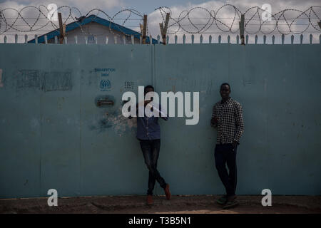 Dadaab, Kenya. 9 Ott, 2018. Giovani uomini visto in piedi di fronte a un UNHCR Field Office in un campo di rifugiati. Dadaab è uno dei più grandi campi profughi nel mondo. Più di 200.000 rifugiati vivono lì - per la maggior parte dei somali fuggiti dalla guerra civile o la fame in Somalia. Credito: Sally Hayden SOPA/images/ZUMA filo/Alamy Live News Foto Stock