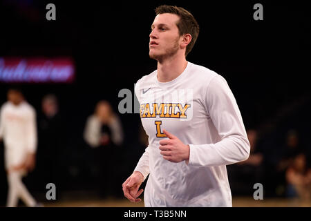 Aprile 04, 2019: Lipscomb bisonti guarnigione di guardia Mathews (24) riscalda fino alla finale del torneo NIT di gioco tra il Texas Longhorns ed il Lipscomb bisonti al Madison Square Garden di New York, New York. Credito: Kostas Lymperopoulos/CSM Foto Stock