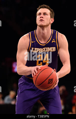 Aprile 04, 2019: Lipscomb bisonti guarnigione di guardia Mathews (24) prende un tiro libero alla finale del torneo NIT di gioco tra il Texas Longhorns ed il Lipscomb bisonti al Madison Square Garden di New York, New York. Credito: Kostas Lymperopoulos/CSM Foto Stock