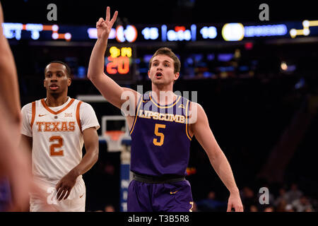 Aprile 04, 2019: Lipscomb bisonti guard Nathan Moran (5) due gesti alla finale del torneo NIT di gioco tra il Texas Longhorns ed il Lipscomb bisonti al Madison Square Garden di New York, New York. Credito: Kostas Lymperopoulos/CSM Foto Stock