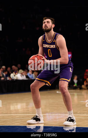 Aprile 04, 2019: Lipscomb bisonti avanti Rob Marberry (0) assume un tiro libero alla finale del torneo NIT di gioco tra il Texas Longhorns ed il Lipscomb bisonti al Madison Square Garden di New York, New York. Credito: Kostas Lymperopoulos/CSM Foto Stock