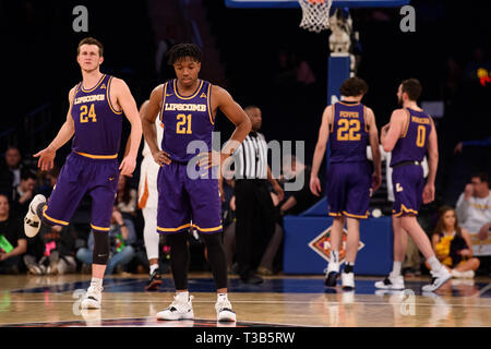 Aprile 04, 2019: Lipscomb bisonti guard Kenny Cooper (21) e Lipscomb bisonti guarnigione di guardia Mathews (24) guardare alla finale del torneo NIT di gioco tra il Texas Longhorns ed il Lipscomb bisonti al Madison Square Garden di New York, New York. Credito: Kostas Lymperopoulos/CSM Foto Stock