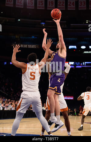 Aprile 04, 2019: Lipscomb bisonti avanti Rob Marberry (0) prende un colpo su Texas Longhorns avanti Royce Hamm Jr. (5), in occasione della finale del torneo NIT di gioco tra il Texas Longhorns ed il Lipscomb bisonti al Madison Square Garden di New York, New York. Credito: Kostas Lymperopoulos/CSM Foto Stock