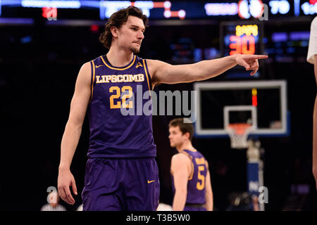 Aprile 04, 2019: Lipscomb bisonti avanti Eli Pepe (22) i gesti per un compagno di squadra alla finale del torneo NIT di gioco tra il Texas Longhorns ed il Lipscomb bisonti al Madison Square Garden di New York, New York. Il Texas Longhorns sconfiggere la Lipscomb bisonti 81-66. Credito: Kostas Lymperopoulos/CSM Foto Stock