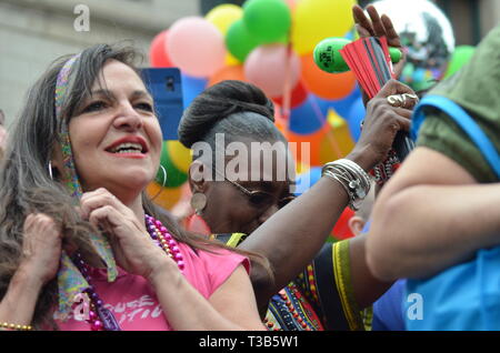 Ny, New York, Stati Uniti d'America. 19 Maggio, 2018. I partecipanti sono visti ballare durante il ballo annuale parata in New York city.Dance Parade avviene in NYC ogni anno per motivare le persone a ballare con i loro costumi culturali e più di diecimila persone partecipare durante la celebrazione. Credito: Ryan Rahman SOPA/images/ZUMA filo/Alamy Live News Foto Stock