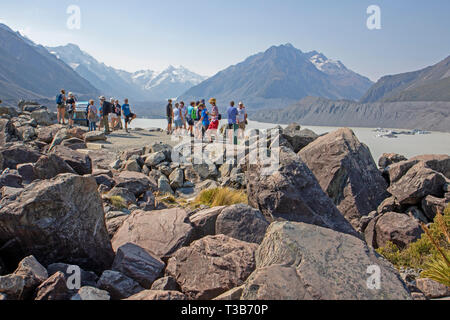 Visitatori presso il Ghiacciaio Tasman lookout Foto Stock