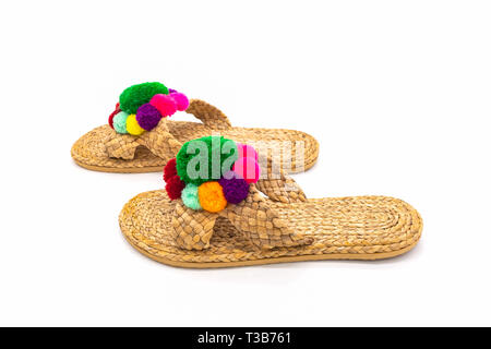 Scarpe sandali artigianali da giacinto di acqua su sfondo bianco. Il flip flop fatti a mano. Foto Stock