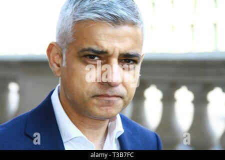 SADIQ KHAN MAYOR DI LONDRA A WHITEHALL, WESTMINSTER DOPO UN INCONTRO CON THERESA MAY, I CAPI DELLA POLIZIA, I CONSIGLIERI E LE FAMIGLIE COLPITE DAL CRIMINE DI COLTELLO IN UN SUMMIT SULLA VIOLENZA DEL CRIMINE DI COLTELLO NEL REGNO UNITO. PAGINA DEL PORTFOLIO RUSSELL MOORE. Foto Stock