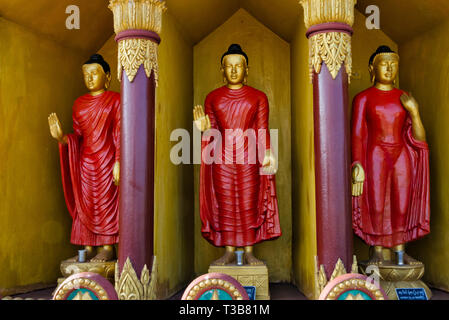 Statue buddiste nel Tempio d'oro, il più grande Theravada tempio buddista in Bangladesh e ha il paese della seconda più grande statua del Buddha, Bandarban, Foto Stock