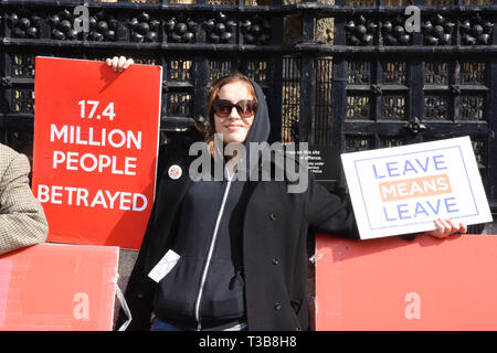 Un Brexiteer dimostra al di fuori le case del Parlamento a favore di Brexit, Westminster, London. Regno Unito Foto Stock