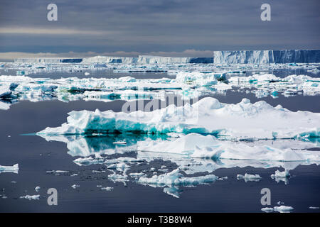 Mare di ghiaccio e iceberg nel Mare di Weddell vicino al pericolo isole, l'Antartide. Foto Stock