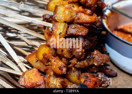 Indonesiano barbecue grigliate di carne negli spiedini di legno sul mercato di strada, isola di Bali Ubud, Indonesia, close up Foto Stock