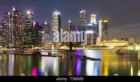 Singapore di notte affacciato sul centro di Marina Bay Sands Foto Stock