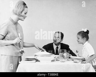 Sala da pranzo di famiglia, 1962 Foto Stock