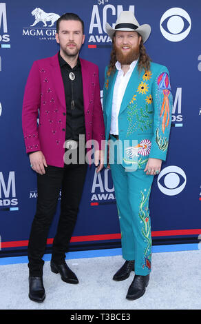 7 aprile 2019 - Las Vegas, NV, Stati Uniti - 7 aprile 2019 - Las Vegas, NV - Brothers Osborne, TJ Osborne, John Osborne. 54esima edizione degli ACM Awards all'MGM Grand Garden Arena. Credito fotografico: MJT/AdMedia (immagine di credito: © Mjt/AdMedia) Foto Stock