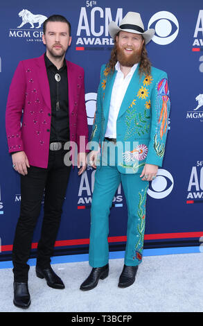 7 aprile 2019 - Las Vegas, NV, Stati Uniti - 7 aprile 2019 - Las Vegas, NV - Brothers Osborne, TJ Osborne, John Osborne. 54esima edizione degli ACM Awards all'MGM Grand Garden Arena. Credito fotografico: MJT/AdMedia (immagine di credito: © Mjt/AdMedia) Foto Stock