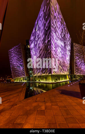 Titanic Belfast durante la notte, Irlanda del Nord Foto Stock