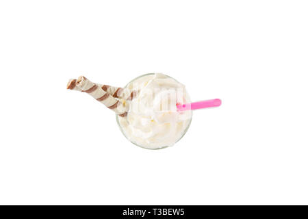 Cocktail di latte con condotto di wafer, rosa paglia, isolato sfondo bianco in un bicchiere alto e panna montata, vaniglia, vista da sopra Foto Stock