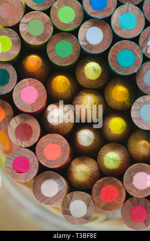 Sfondo con matite di legno. Foto Stock