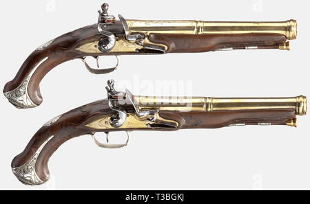 Una coppia di argento-montato flintlock pistols, Cassaignard, Nantes, circa 1780. Circolari in ottone di barili, sezionato da balaustre, alesaggio liscio in 14 mm di calibro con il cannone museruola e incisione floreale sulle camere. Leggermente flintlocks inciso, ciascuna firmata "Cassaignard à Nantes' sull'ottone le piastre di chiusura. Legno di noce intagliato stock con stampigliati argento arredo con ornamenti floreali in rilievo. Più tardi ramrods in legno con punte in ottone. La lunghezza di ogni 33 cm. Cassaignard, Nantes ca. 1774 - 1812. Master e Provveditore Arquebusier al re. storica, storica, Additional-Rights-Clearance-Info-Not-Available Foto Stock