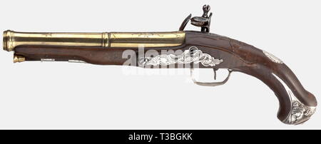 Una coppia di argento-montato flintlock pistols, Cassaignard, Nantes, circa 1780. Circolari in ottone di barili, sezionato da balaustre, alesaggio liscio in 14 mm di calibro con il cannone museruola e incisione floreale sulle camere. Leggermente flintlocks inciso, ciascuna firmata "Cassaignard à Nantes' sull'ottone le piastre di chiusura. Legno di noce intagliato stock con stampigliati argento arredo con ornamenti floreali in rilievo. Più tardi ramrods in legno con punte in ottone. La lunghezza di ogni 33 cm. Cassaignard, Nantes ca. 1774 - 1812. Master e Provveditore Arquebusier al re. storica, storica, Additional-Rights-Clearance-Info-Not-Available Foto Stock