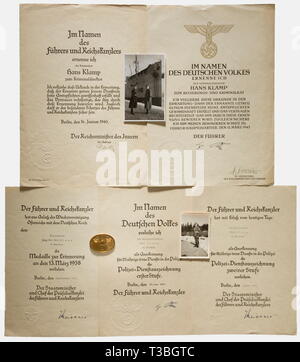Un disco di identità della polizia giudiziaria e i documenti di un monaco di baviera consiglio penale identità numerati disco '3152' di tombac, segni di utilizzo. Rata documento come direttore penale datato 16 gennaio 1940 con la firma di inchiostro di Heydrich, e come Consiglio penale datata 12 marzo 1943 con la firma in inchiostro da Himmler. Ciascuno è a doppia pagina. Documenti per la concessione della medaglia commemorativa del 13 marzo 1938 datata 16 dicembre 1938, per le forze di polizia lungo il premio di servizio 2a classe datata 7 marzo 1939 e il 1 ° Classe datata 28 giugno 1941. Sono inclusi un libro paga, award, No-Exclusive-uso | Editorial-Use-solo Foto Stock