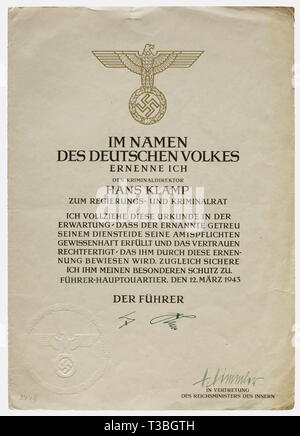 Un disco di identità della polizia giudiziaria e i documenti di un monaco di baviera consiglio penale identità numerati disco '3152' di tombac, segni di utilizzo. Rata documento come direttore penale datato 16 gennaio 1940 con la firma di inchiostro di Heydrich, e come Consiglio penale datata 12 marzo 1943 con la firma in inchiostro da Himmler. Ciascuno è a doppia pagina. Documenti per la concessione della medaglia commemorativa del 13 marzo 1938 datata 16 dicembre 1938, per le forze di polizia lungo il premio di servizio 2a classe datata 7 marzo 1939 e il 1 ° Classe datata 28 giugno 1941. Sono inclusi un libro paga, award, No-Exclusive-uso | Editorial-Use-solo Foto Stock