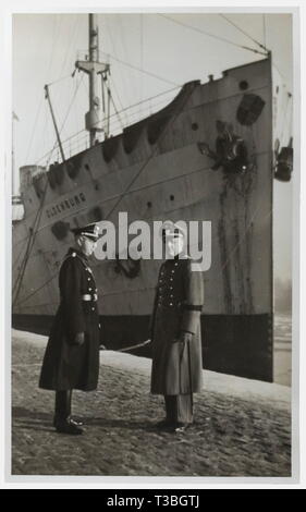 Un disco di identità della polizia giudiziaria e i documenti di un monaco di baviera consiglio penale identità numerati disco '3152' di tombac, segni di utilizzo. Rata documento come direttore penale datato 16 gennaio 1940 con la firma di inchiostro di Heydrich, e come Consiglio penale datata 12 marzo 1943 con la firma in inchiostro da Himmler. Ciascuno è a doppia pagina. Documenti per la concessione della medaglia commemorativa del 13 marzo 1938 datata 16 dicembre 1938, per le forze di polizia lungo il premio di servizio 2a classe datata 7 marzo 1939 e il 1 ° Classe datata 28 giugno 1941. Sono inclusi un libro paga, award, No-Exclusive-uso | Editorial-Use-solo Foto Stock