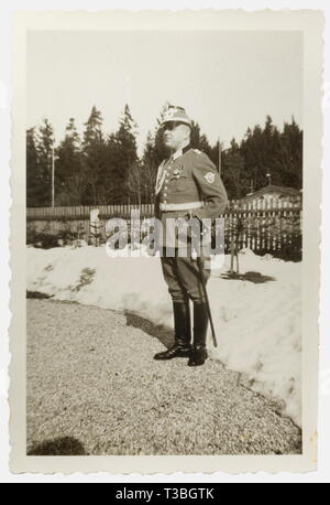 Un disco di identità della polizia giudiziaria e i documenti di un monaco di baviera consiglio penale identità numerati disco '3152' di tombac, segni di utilizzo. Rata documento come direttore penale datato 16 gennaio 1940 con la firma di inchiostro di Heydrich, e come Consiglio penale datata 12 marzo 1943 con la firma in inchiostro da Himmler. Ciascuno è a doppia pagina. Documenti per la concessione della medaglia commemorativa del 13 marzo 1938 datata 16 dicembre 1938, per le forze di polizia lungo il premio di servizio 2a classe datata 7 marzo 1939 e il 1 ° Classe datata 28 giugno 1941. Sono inclusi un libro paga, award, No-Exclusive-uso | Editorial-Use-solo Foto Stock