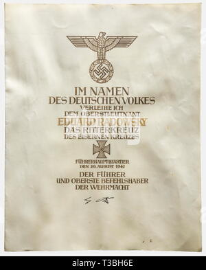 Oberstleutnant Eduard Radowsky (1900 - 1993), un documento di aggiudicazione al Cavaliere di Gran Croce, doppia pagina pergamena con testo calligrafico e nazionali di eagle, datata 20 agosto 1942, con l'oro-taglio di lettere per il nome del destinatario e l'inchiostro firma di Adolf Hitler. Il colonnello Eduard Radowsky si è aggiudicato il cavaliere del Cross mentre nel comando di Panzerjägerabteilung 53 (5 Panzer Division) durante i pesanti scontri intorno a Rzhev. storica, storica degli anni trenta del ventesimo secolo, corpi corazzati, corpi corazzati, forza del serbatoio, serbatoio forze, ramo di servizio, rami di servizio, armati serv, Editorial-Use-solo Foto Stock